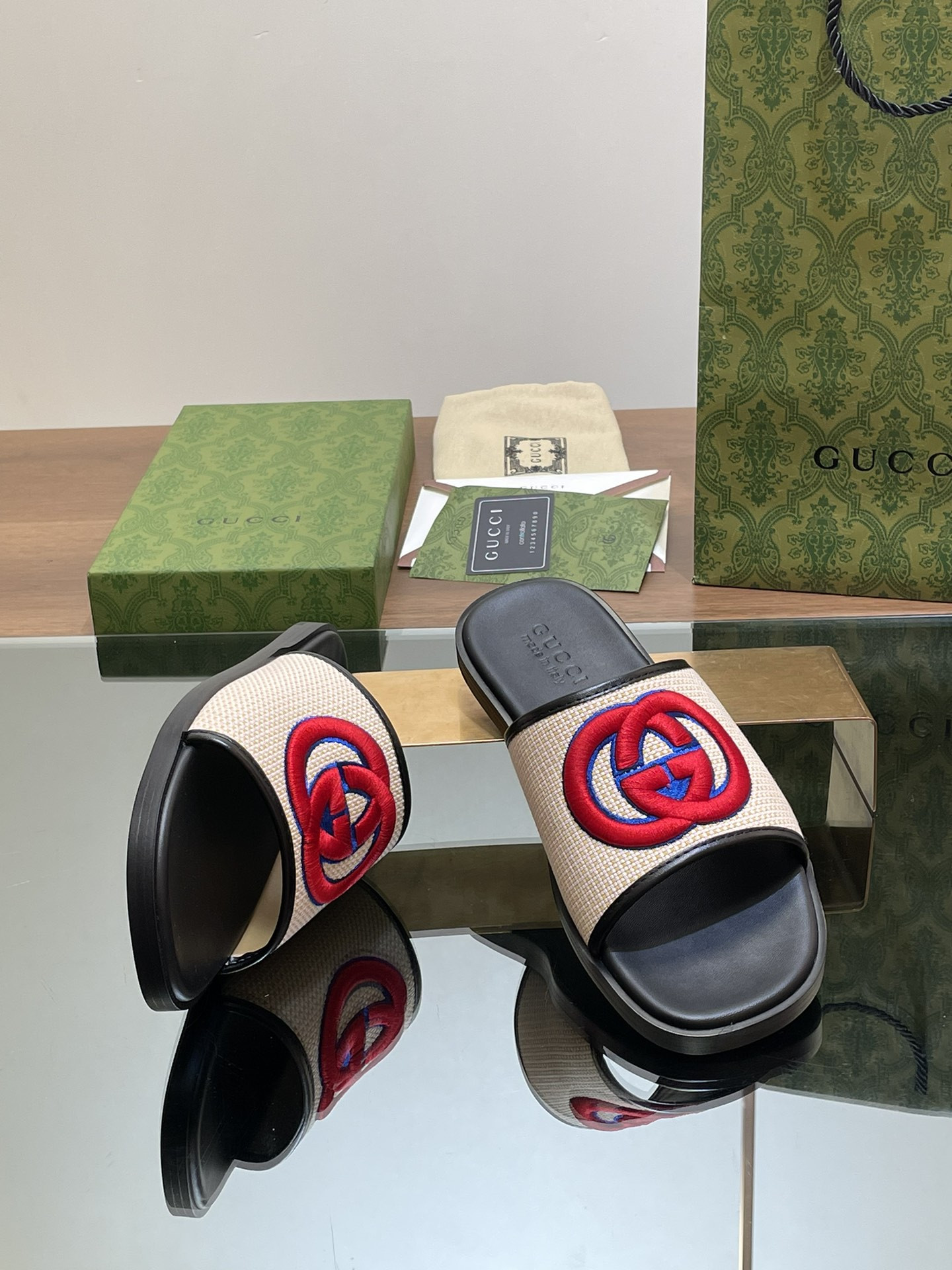 UA GUCCI INTERLOCKING G SLIDE SANDAL