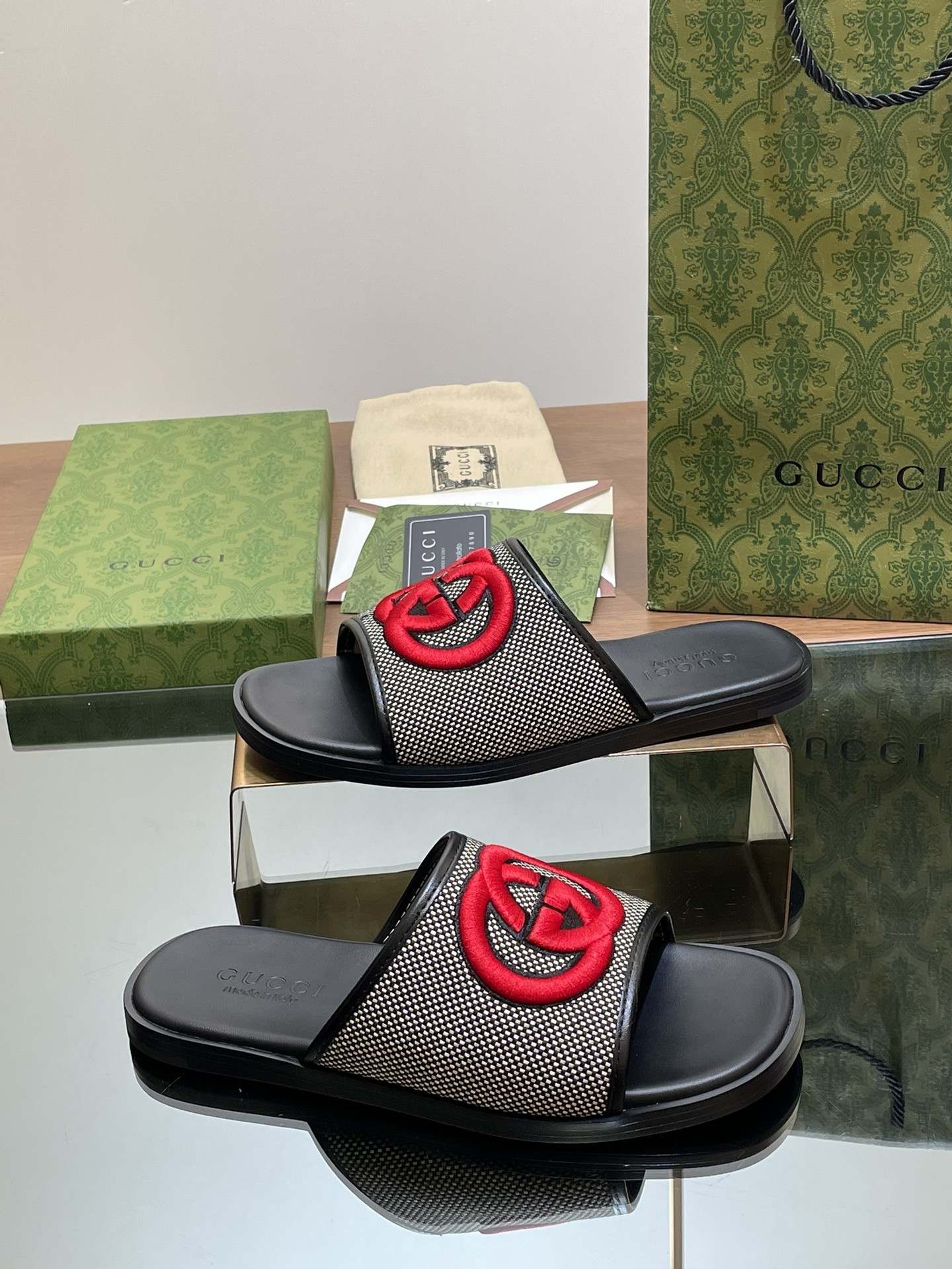 UA GUCCI INTERLOCKING G SLIDE SANDAL