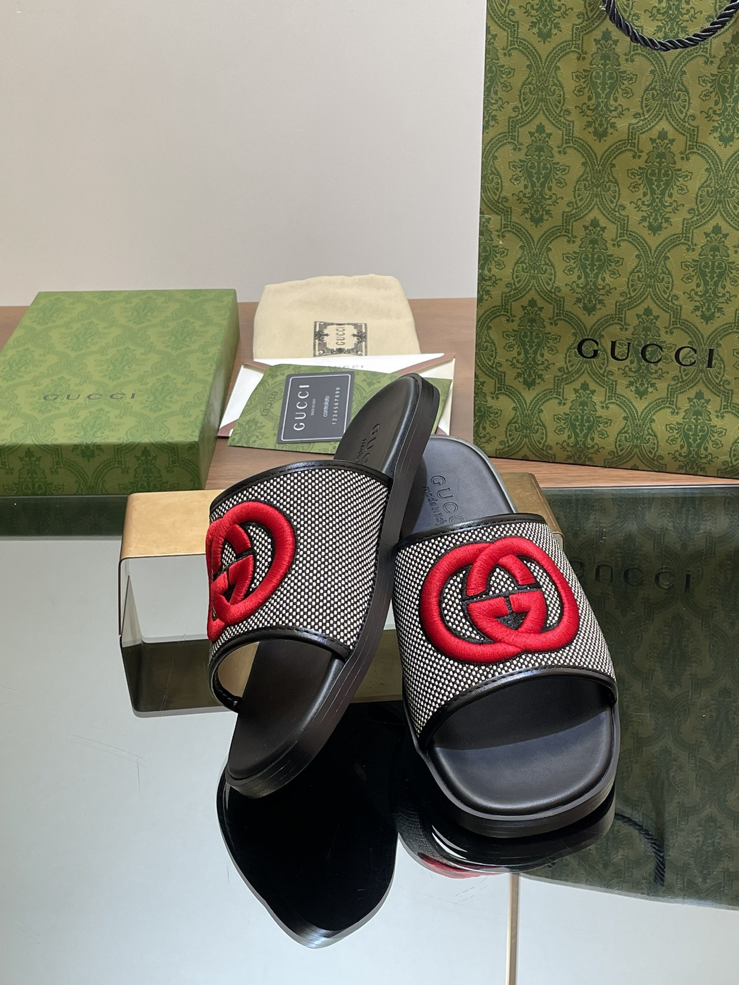 UA GUCCI INTERLOCKING G SLIDE SANDAL