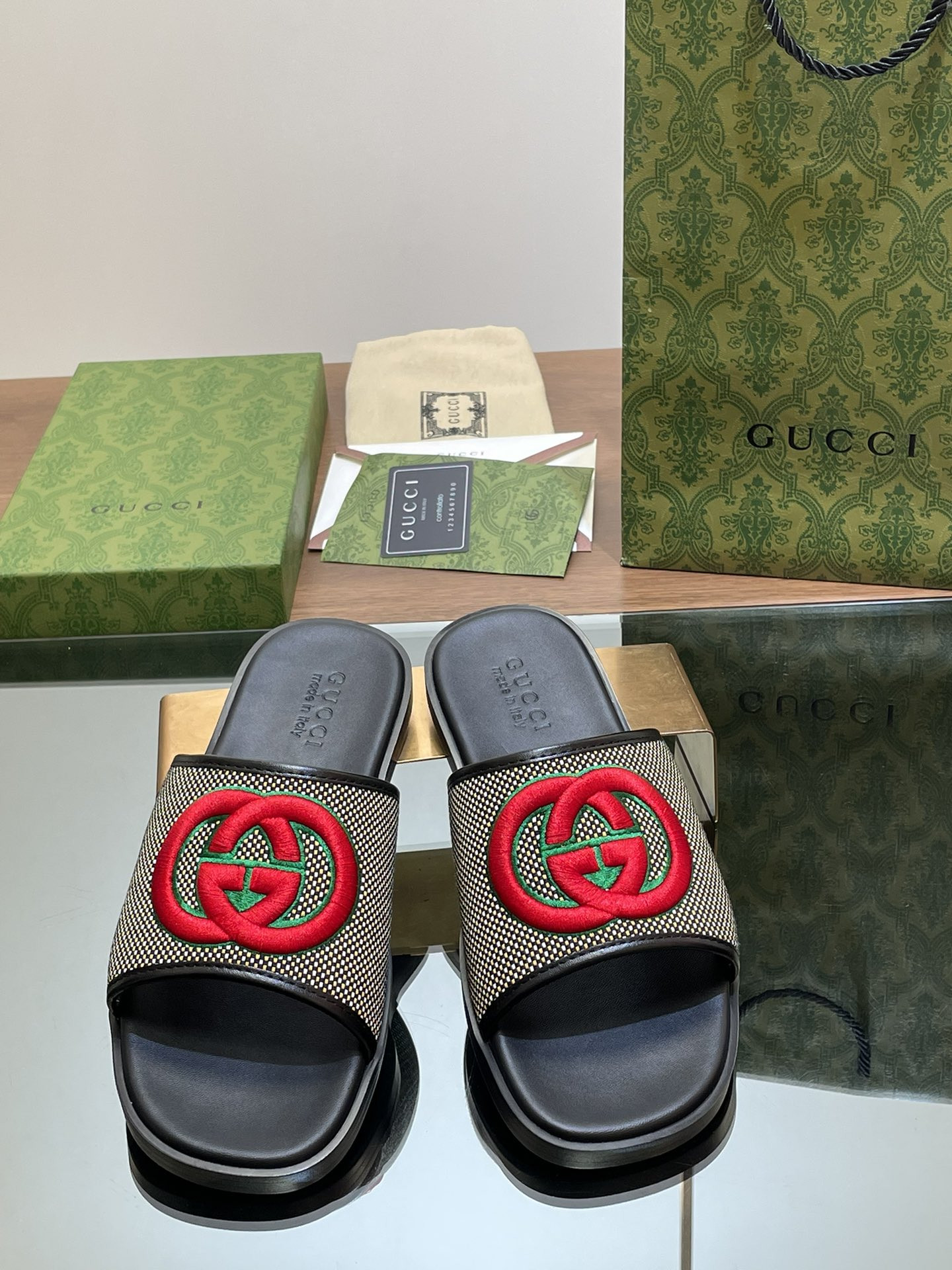 UA GUCCI INTERLOCKING G SLIDE SANDAL