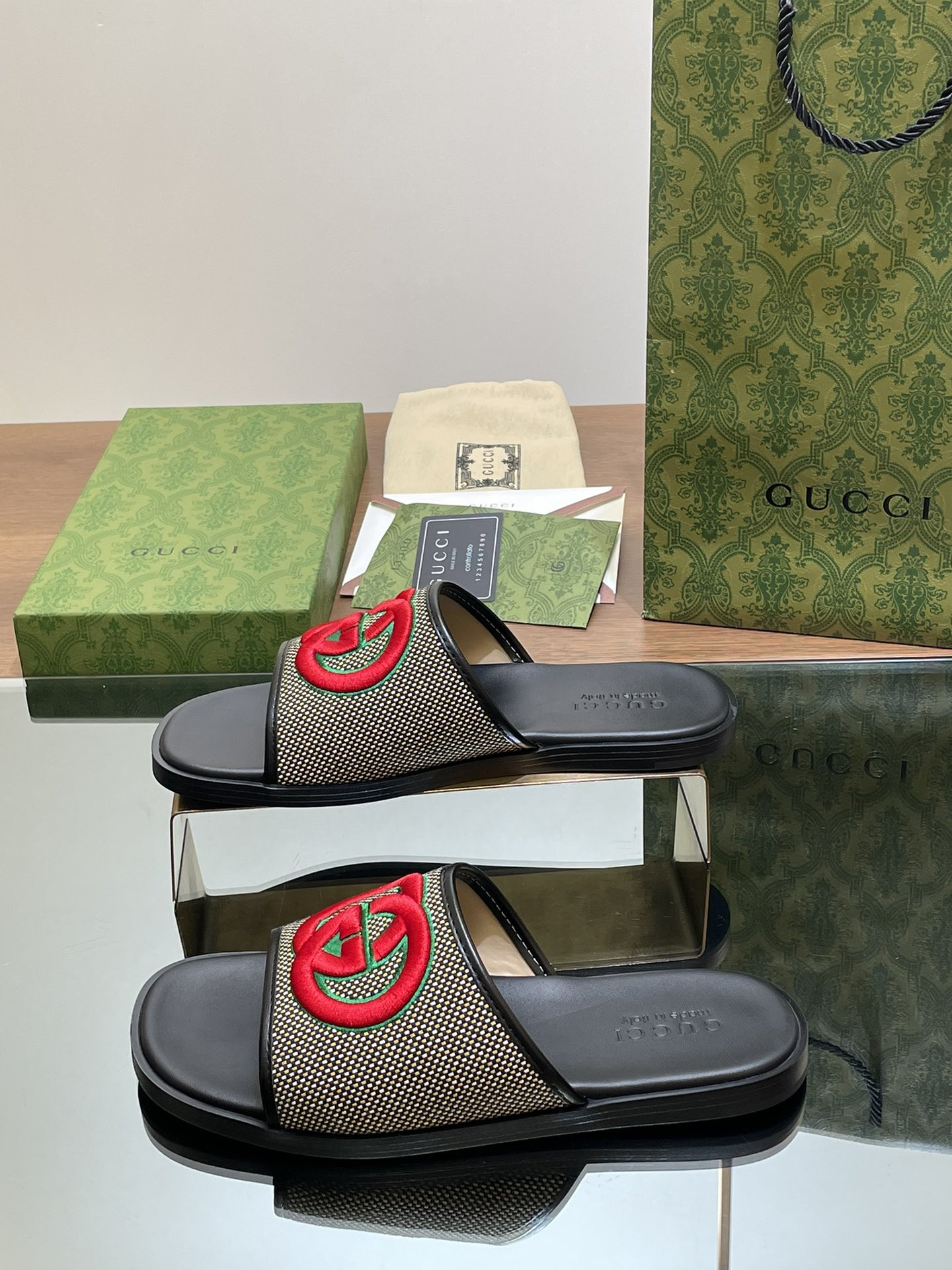 UA GUCCI INTERLOCKING G SLIDE SANDAL