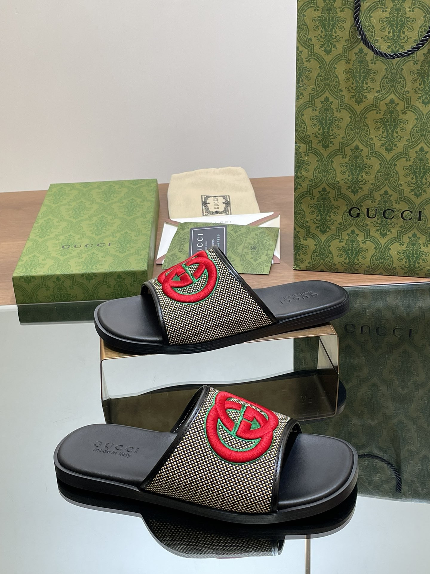 UA GUCCI INTERLOCKING G SLIDE SANDAL