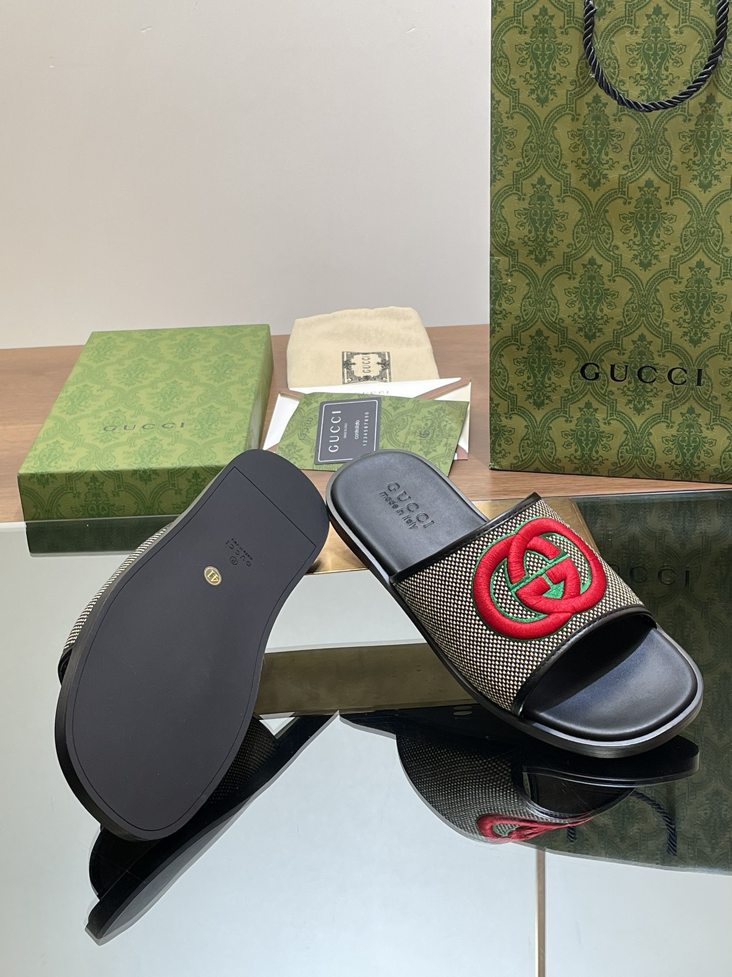 UA GUCCI INTERLOCKING G SLIDE SANDAL