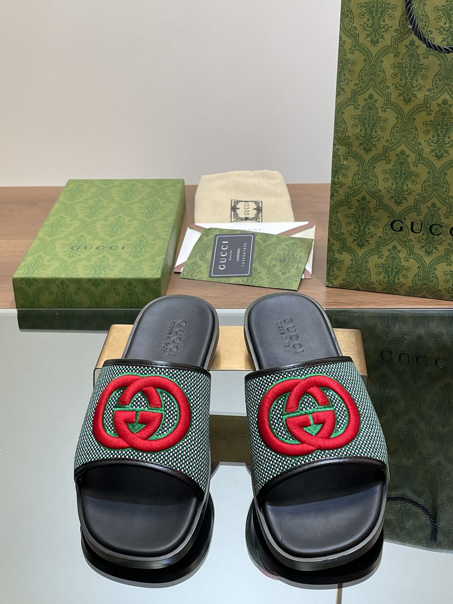 UA GUCCI INTERLOCKING G SLIDE SANDAL