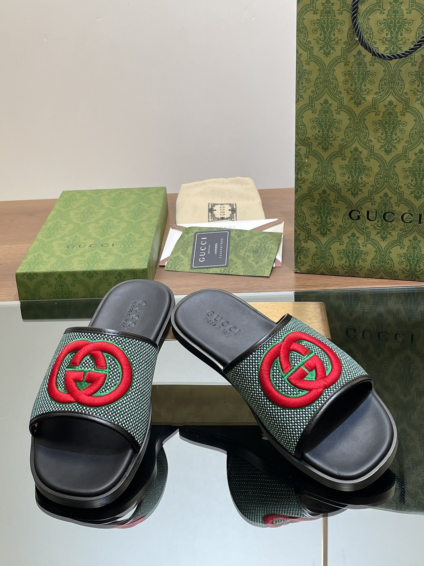 UA GUCCI INTERLOCKING G SLIDE SANDAL