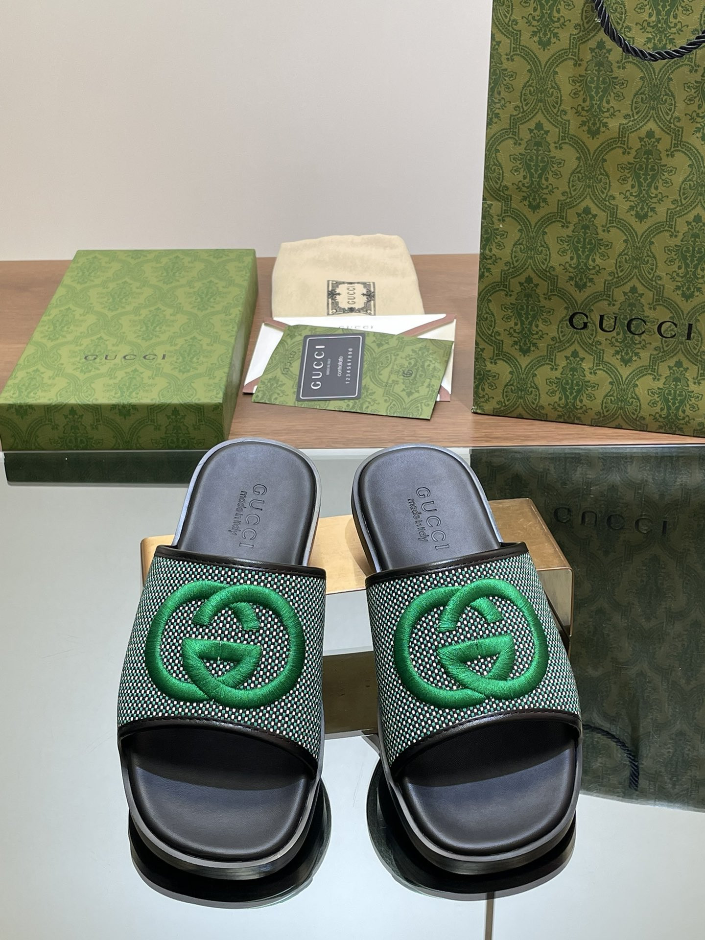 UA GUCCI INTERLOCKING G SLIDE SANDAL