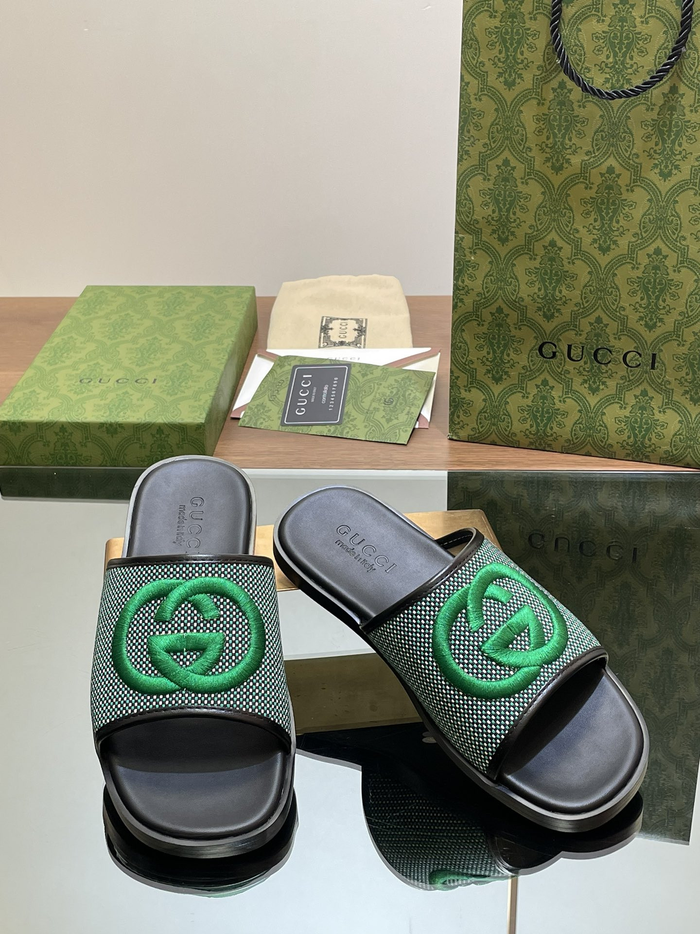 UA GUCCI INTERLOCKING G SLIDE SANDAL