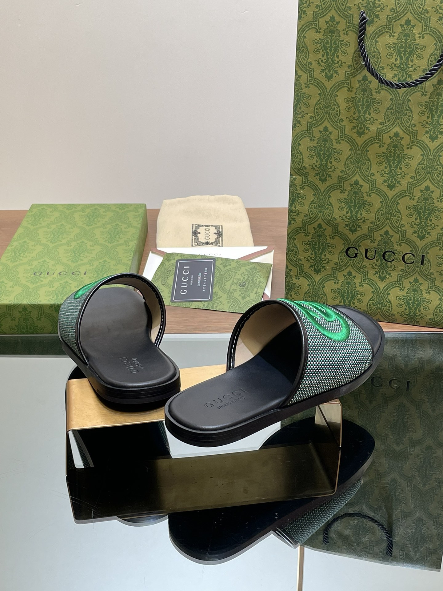 UA GUCCI INTERLOCKING G SLIDE SANDAL