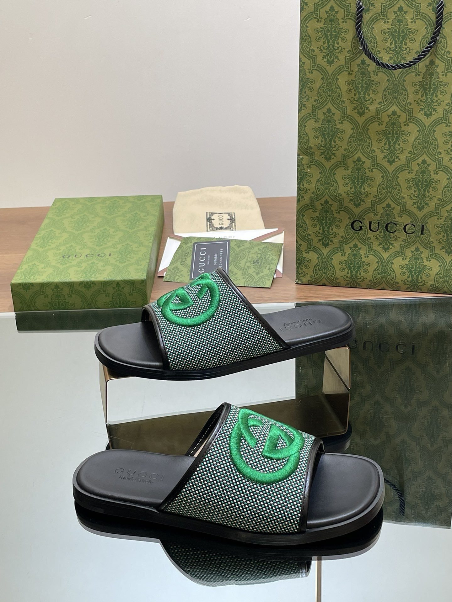 UA GUCCI INTERLOCKING G SLIDE SANDAL