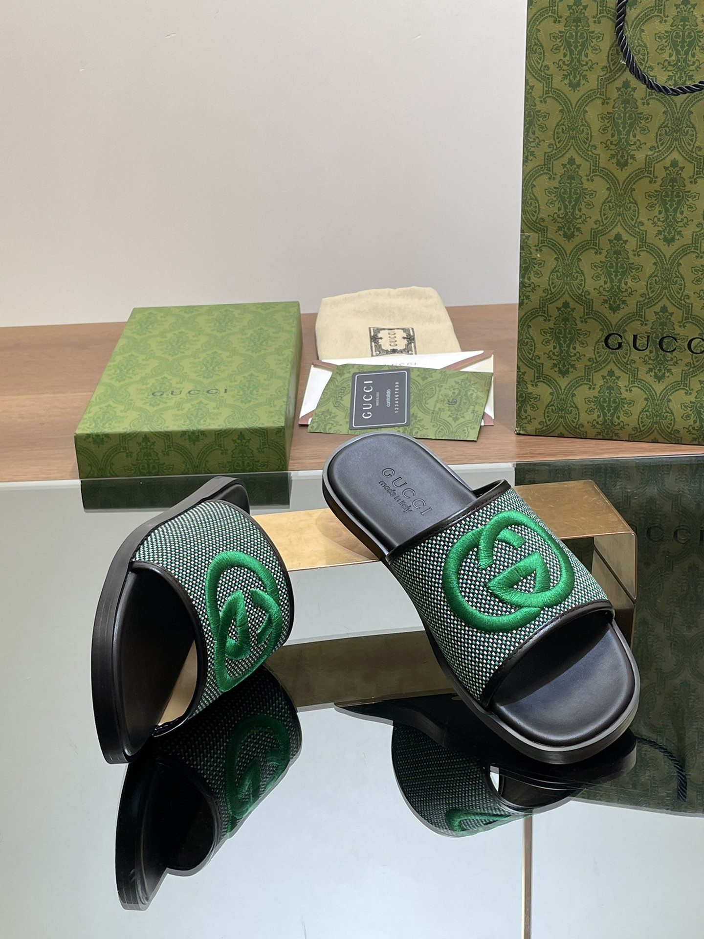 UA GUCCI INTERLOCKING G SLIDE SANDAL