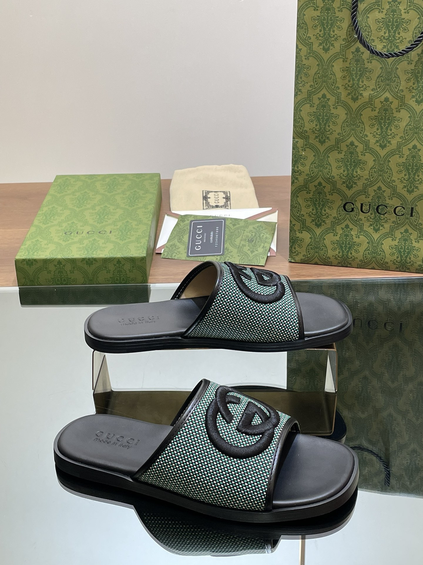 UA GUCCI INTERLOCKING G SLIDE SANDAL