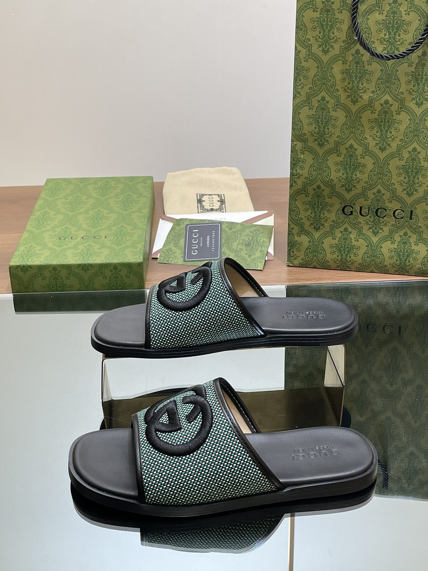 UA GUCCI INTERLOCKING G SLIDE SANDAL