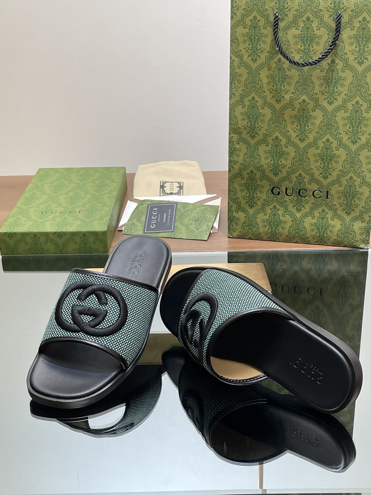 UA GUCCI INTERLOCKING G SLIDE SANDAL