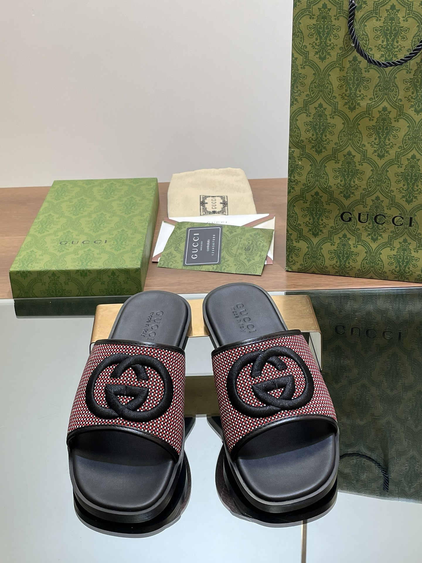 UA GUCCI INTERLOCKING G SLIDE SANDAL