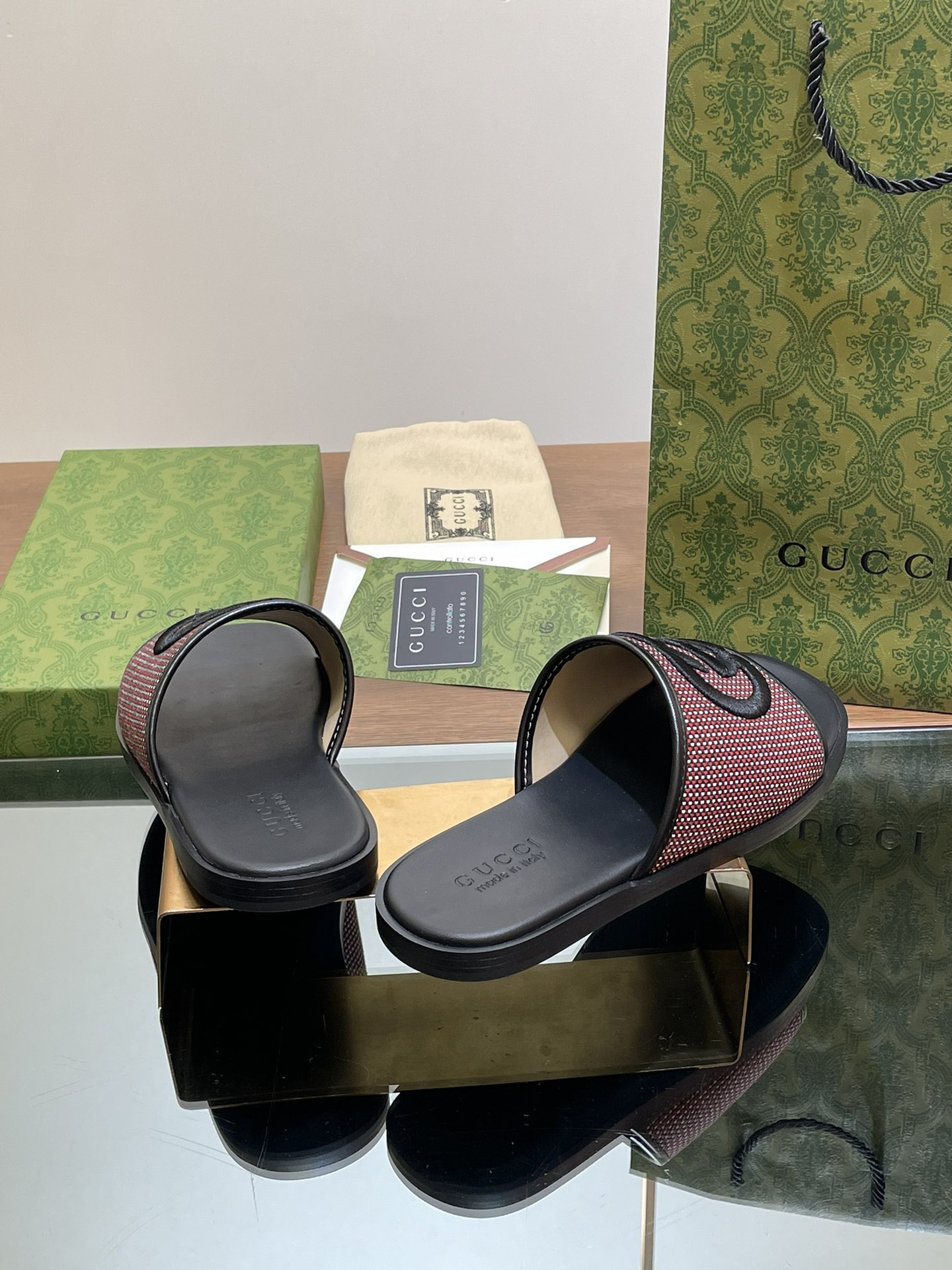 UA GUCCI INTERLOCKING G SLIDE SANDAL