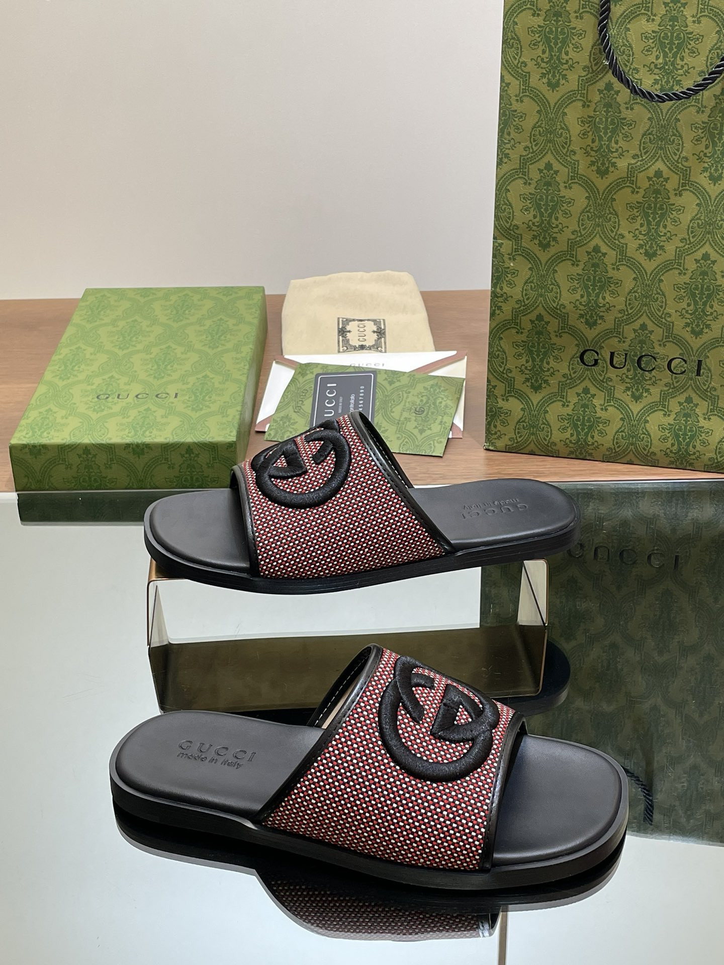 UA GUCCI INTERLOCKING G SLIDE SANDAL