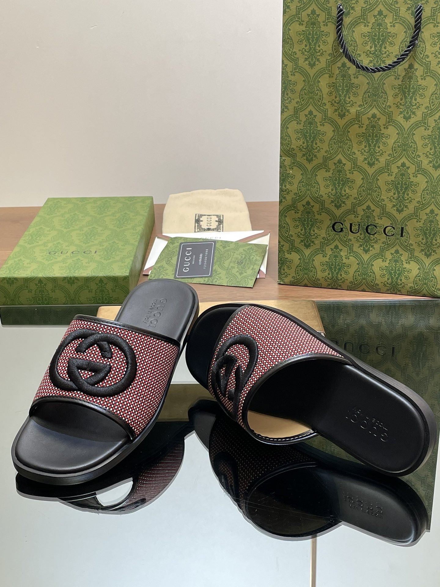 UA GUCCI INTERLOCKING G SLIDE SANDAL