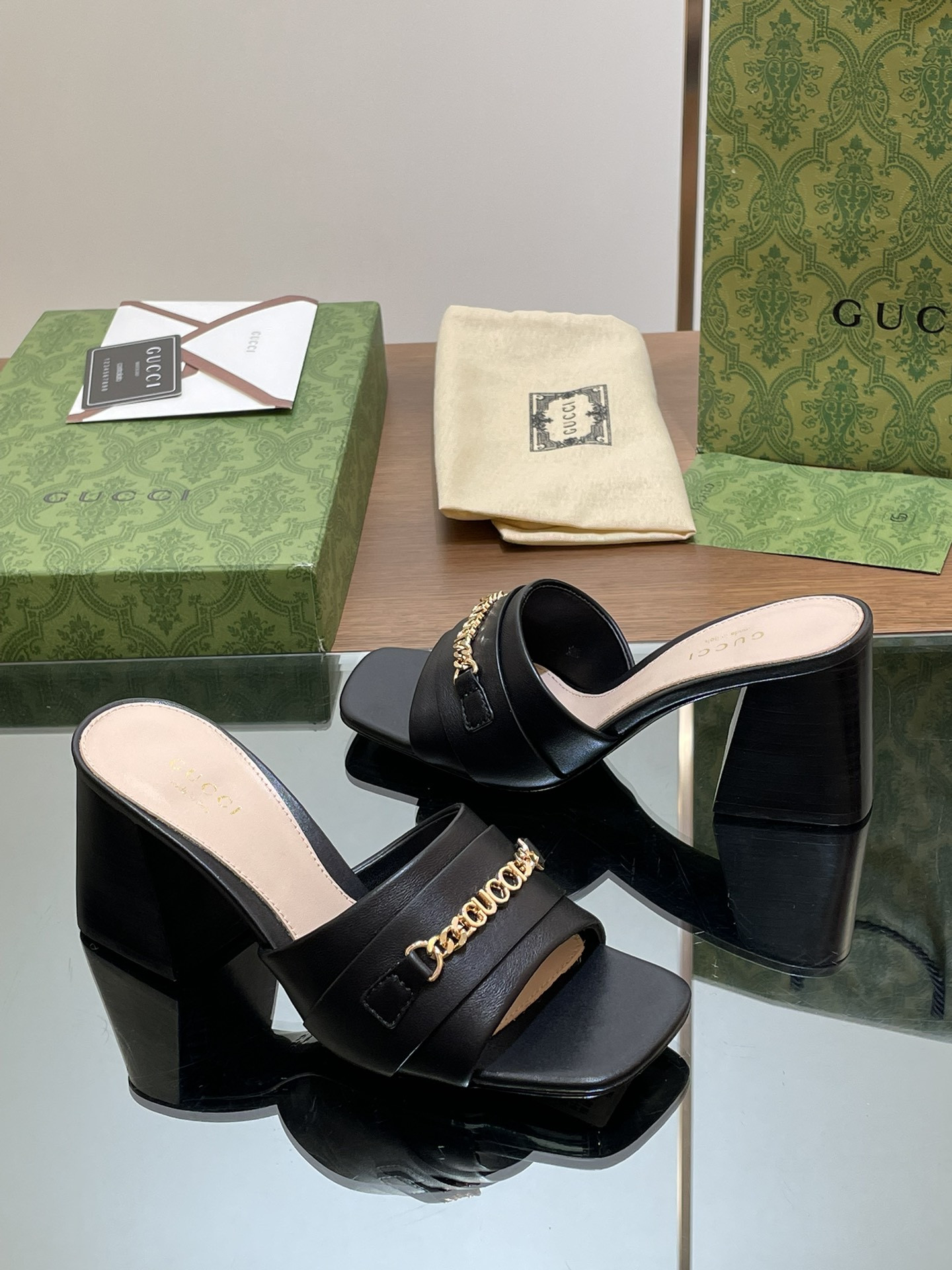 UA GUCCI SIGNORIA SLIDE SANDAL