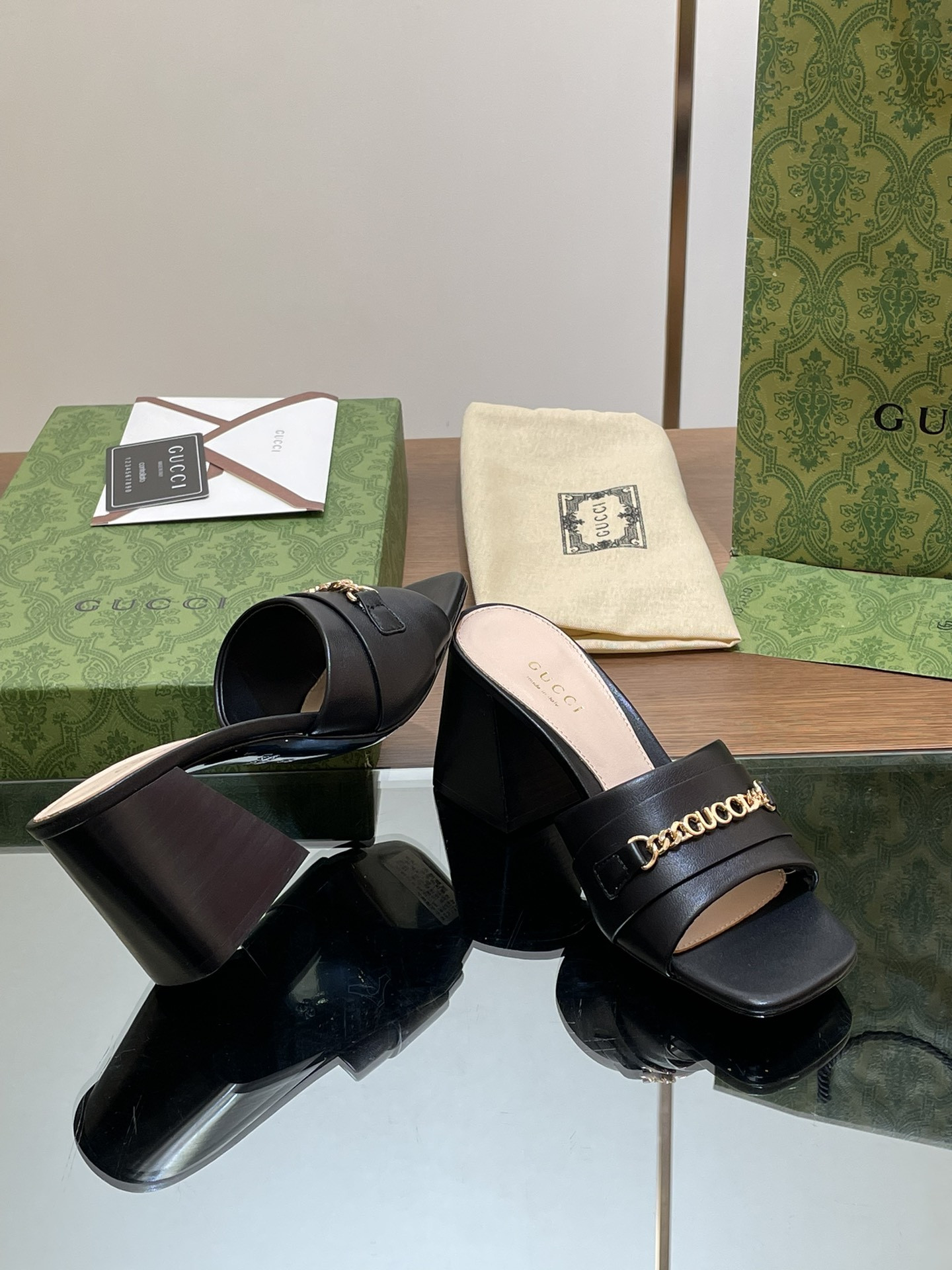 UA GUCCI SIGNORIA SLIDE SANDAL