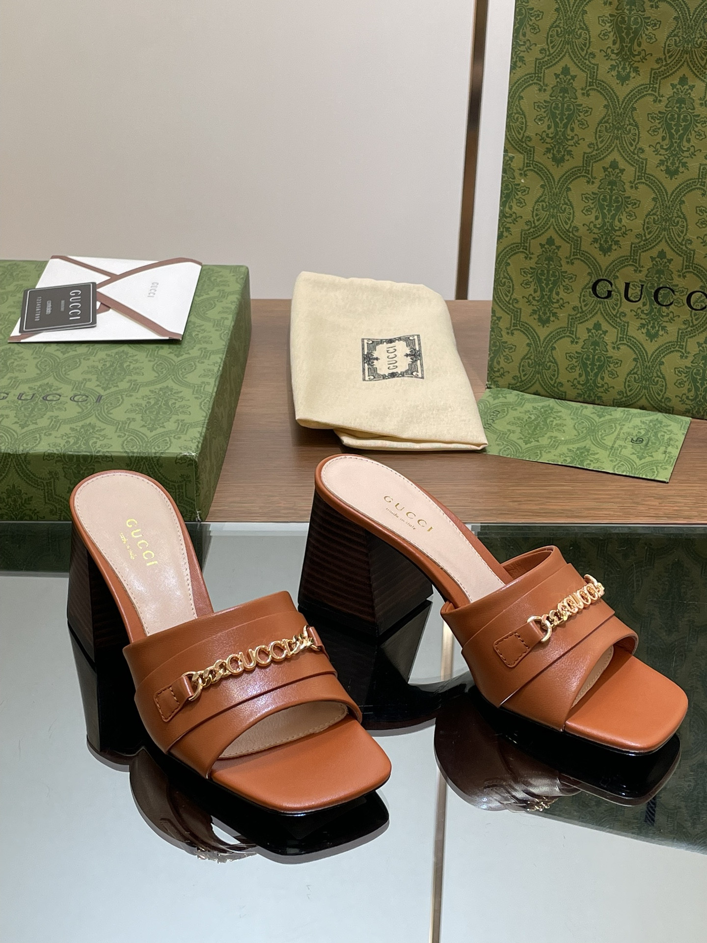 UA GUCCI SIGNORIA SLIDE SANDAL