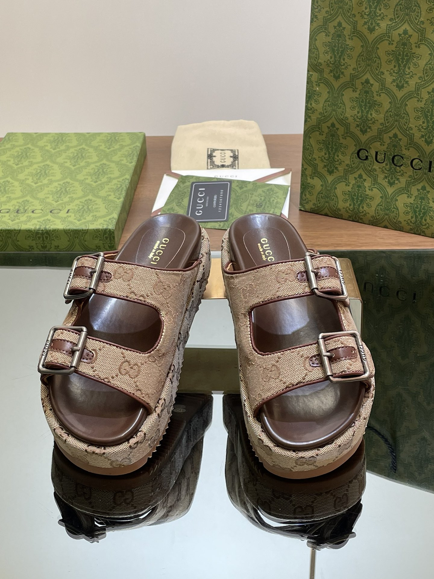 UA GUCCI SANDAL WITH DOUBLE G
