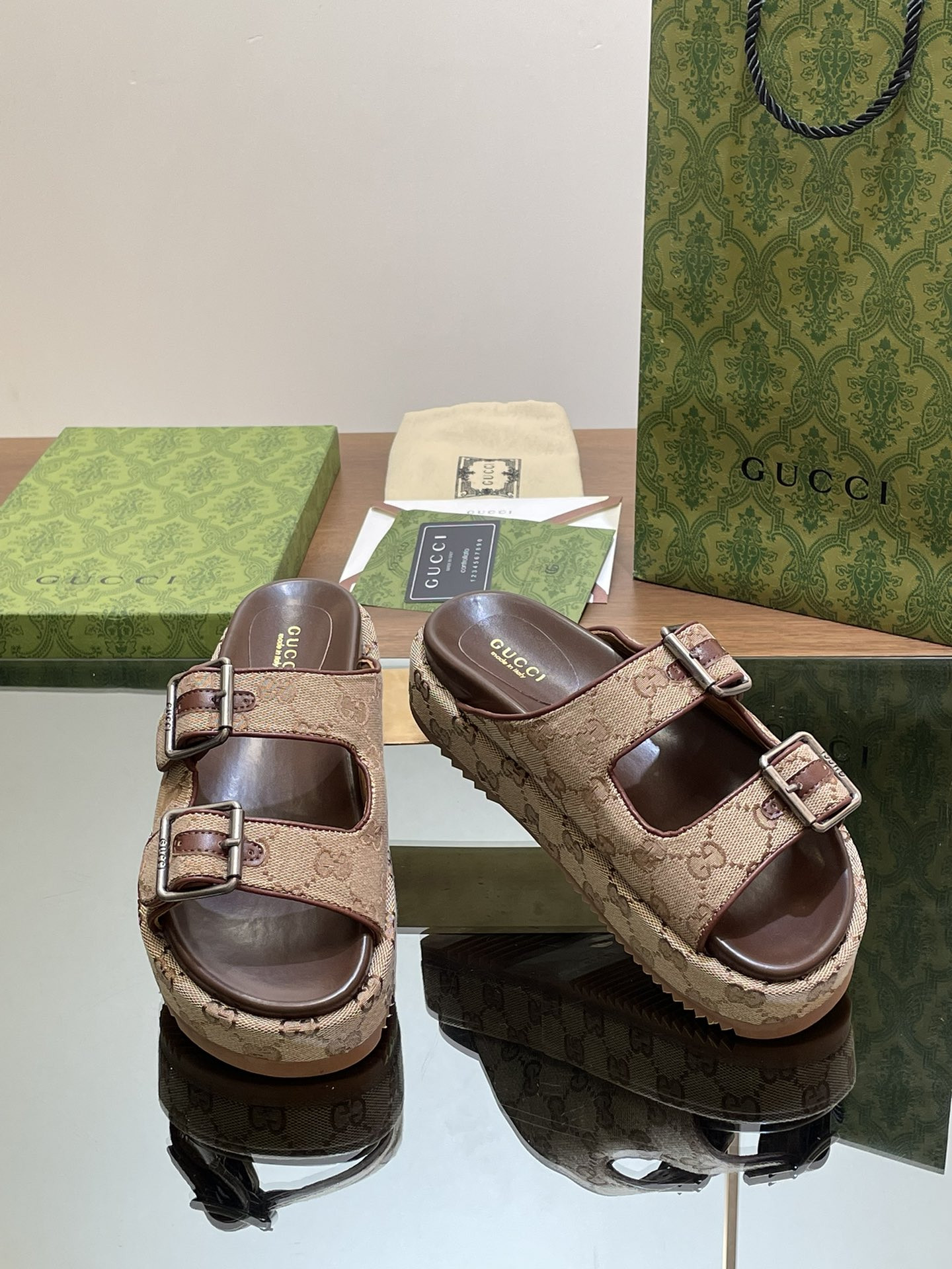 UA GUCCI SANDAL WITH DOUBLE G