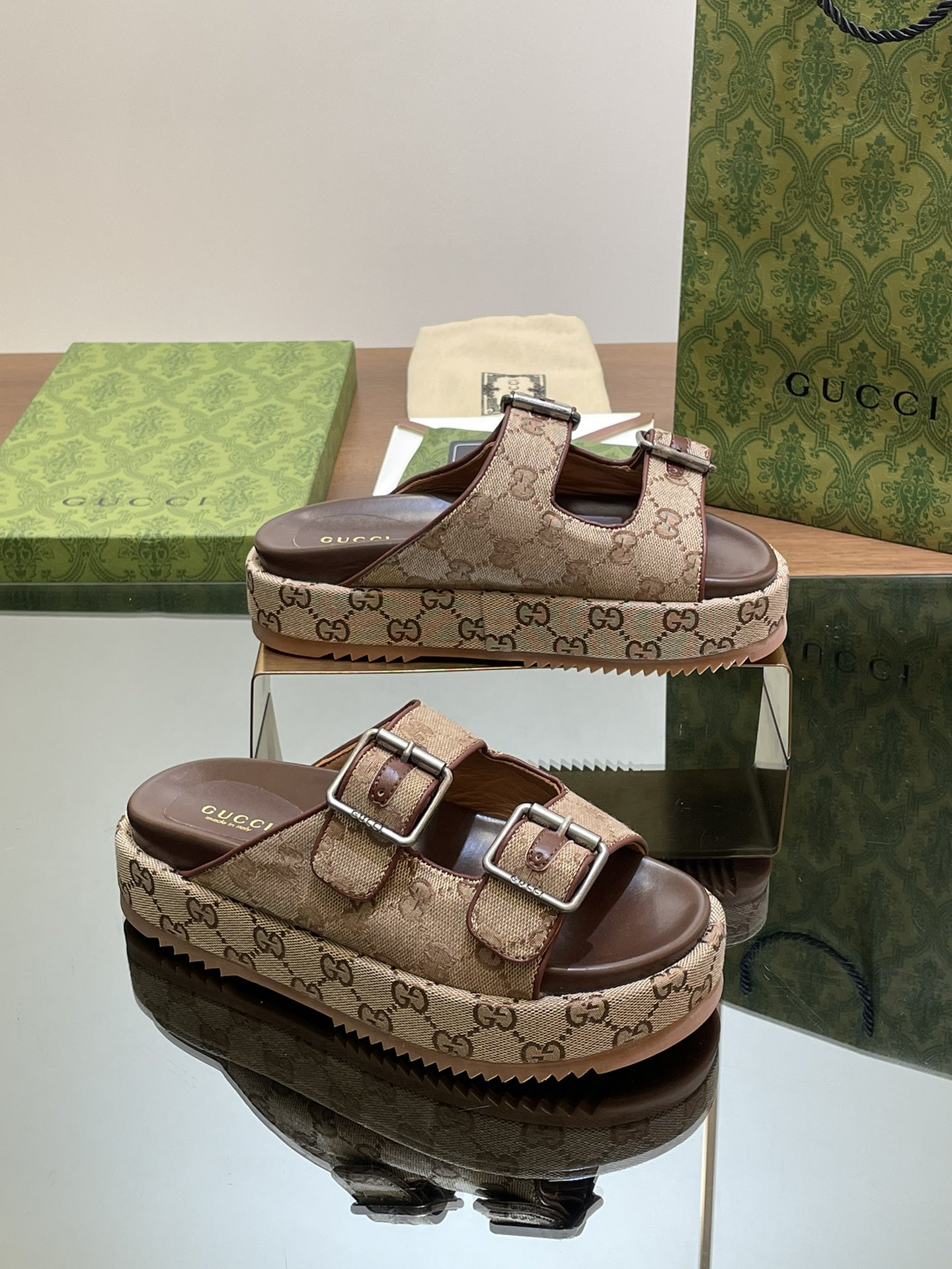 UA GUCCI SANDAL WITH DOUBLE G