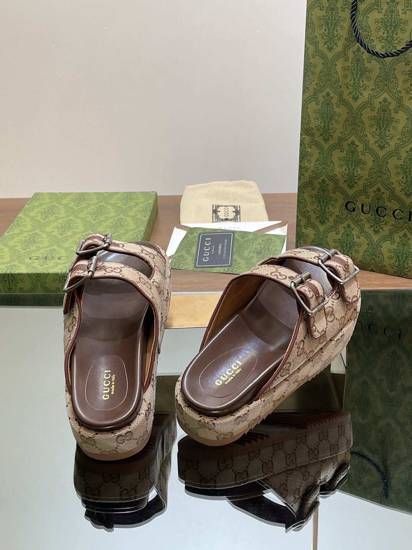 UA GUCCI SANDAL WITH DOUBLE G