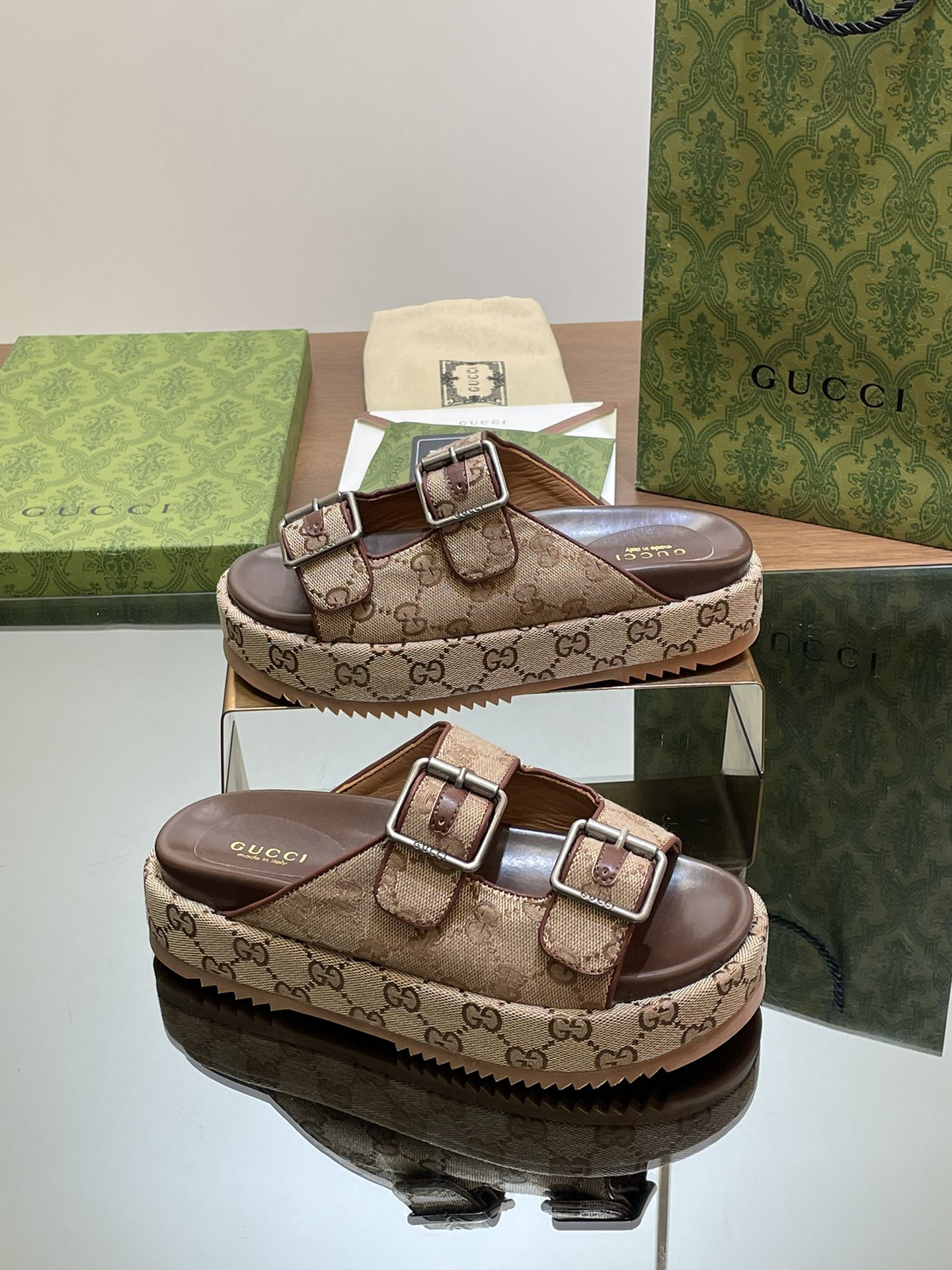 UA GUCCI SANDAL WITH DOUBLE G
