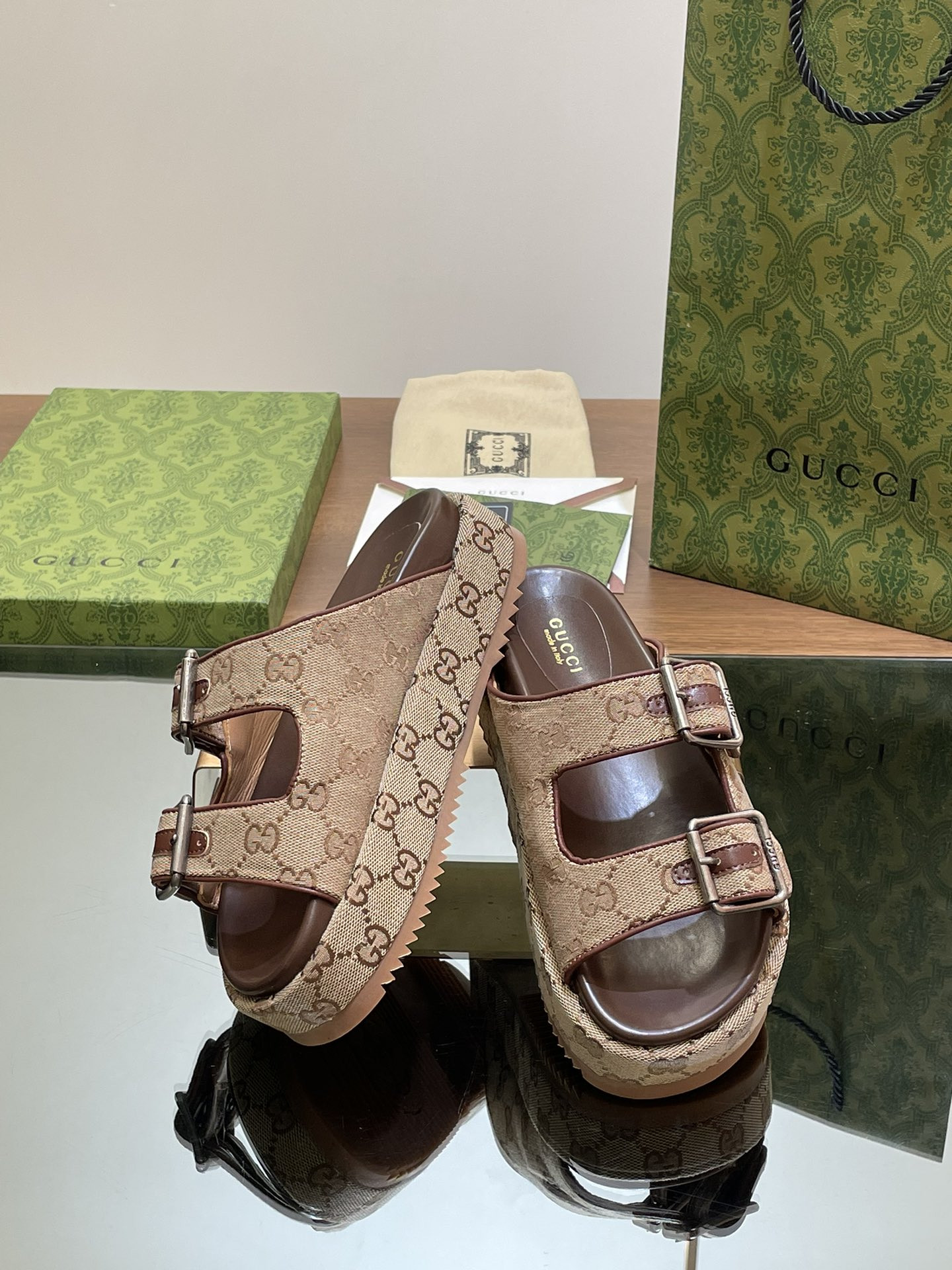 UA GUCCI SANDAL WITH DOUBLE G