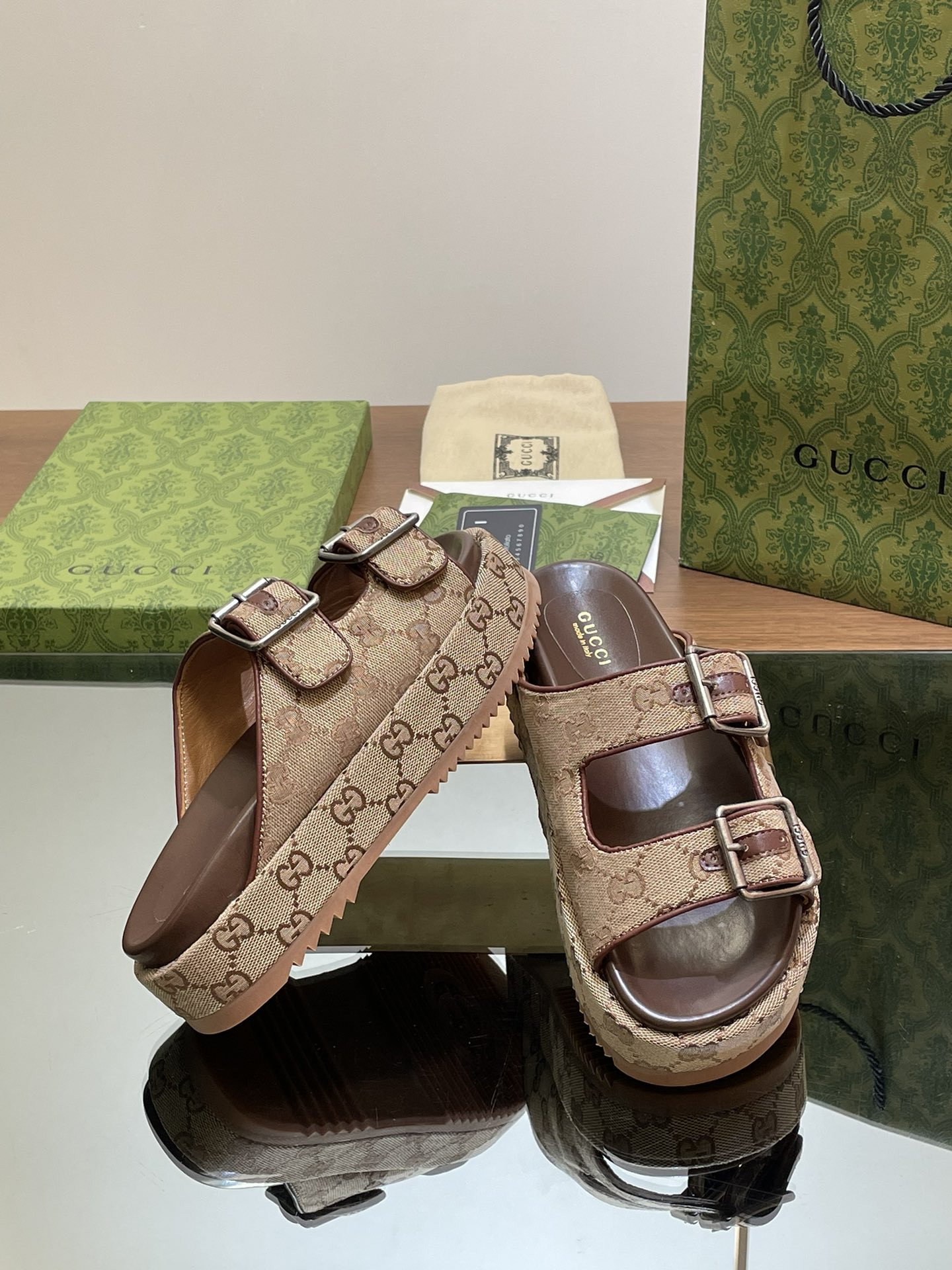 UA GUCCI SANDAL WITH DOUBLE G