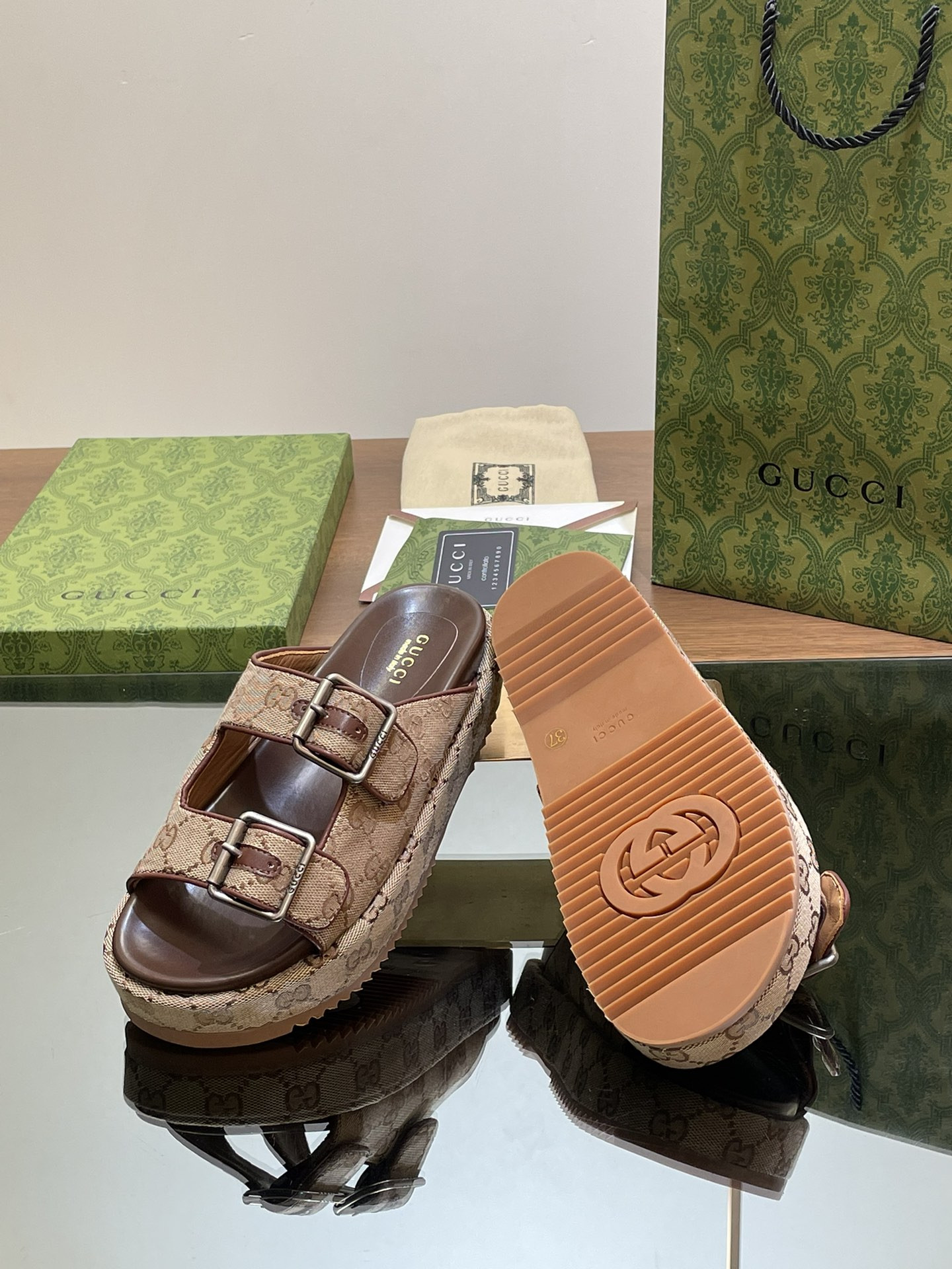 UA GUCCI SANDAL WITH DOUBLE G