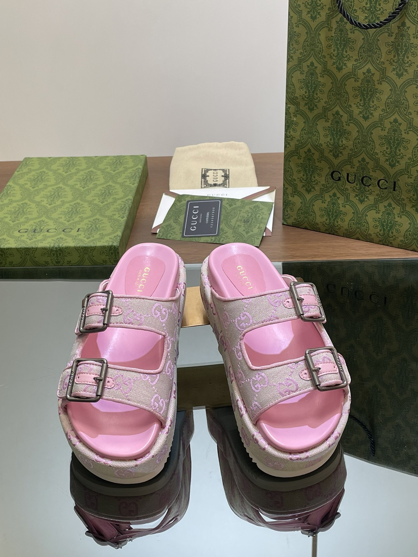 UA GUCCI SANDAL WITH DOUBLE G