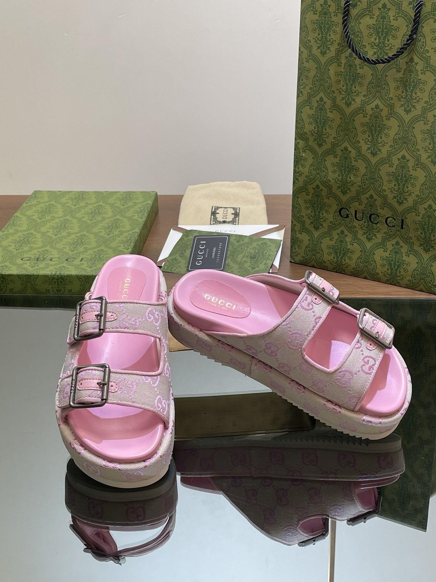 UA GUCCI SANDAL WITH DOUBLE G