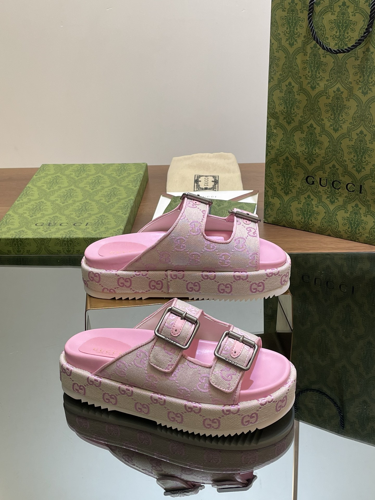 UA GUCCI SANDAL WITH DOUBLE G