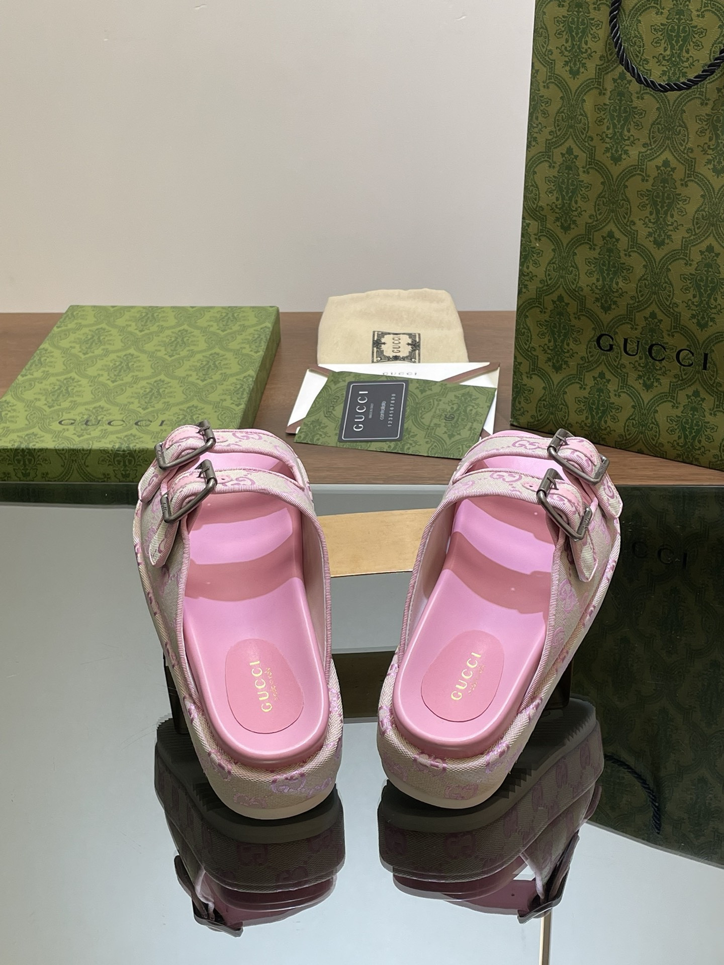 UA GUCCI SANDAL WITH DOUBLE G