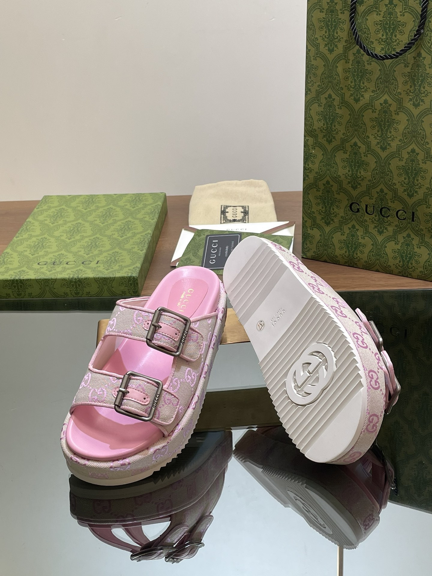 UA GUCCI SANDAL WITH DOUBLE G