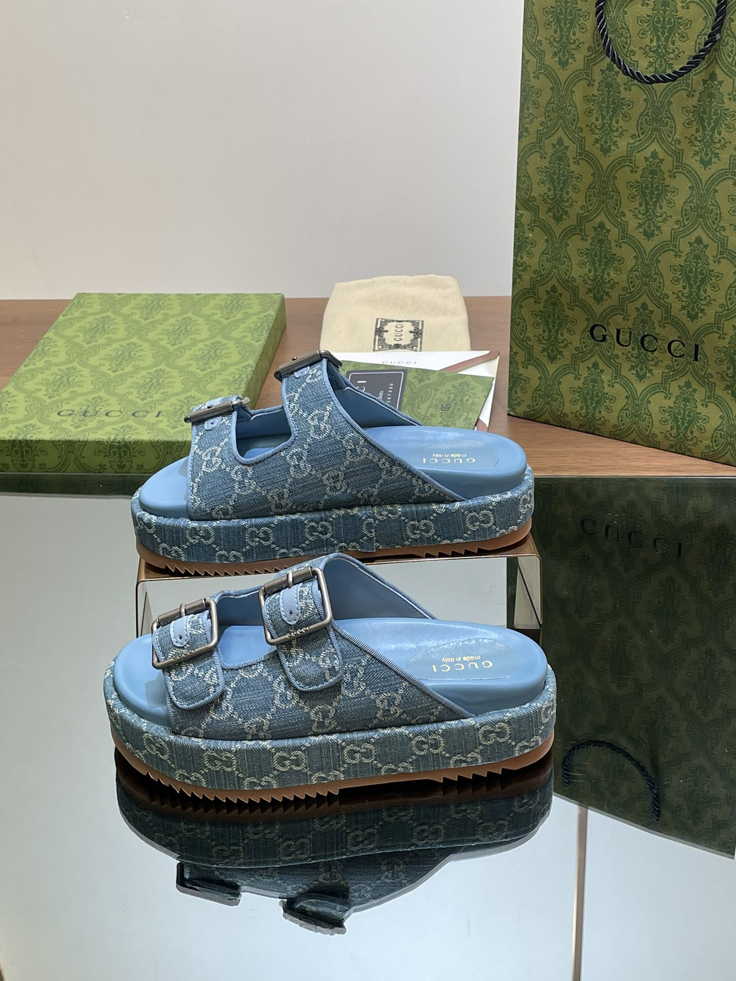 UA GUCCI SANDAL WITH DOUBLE G