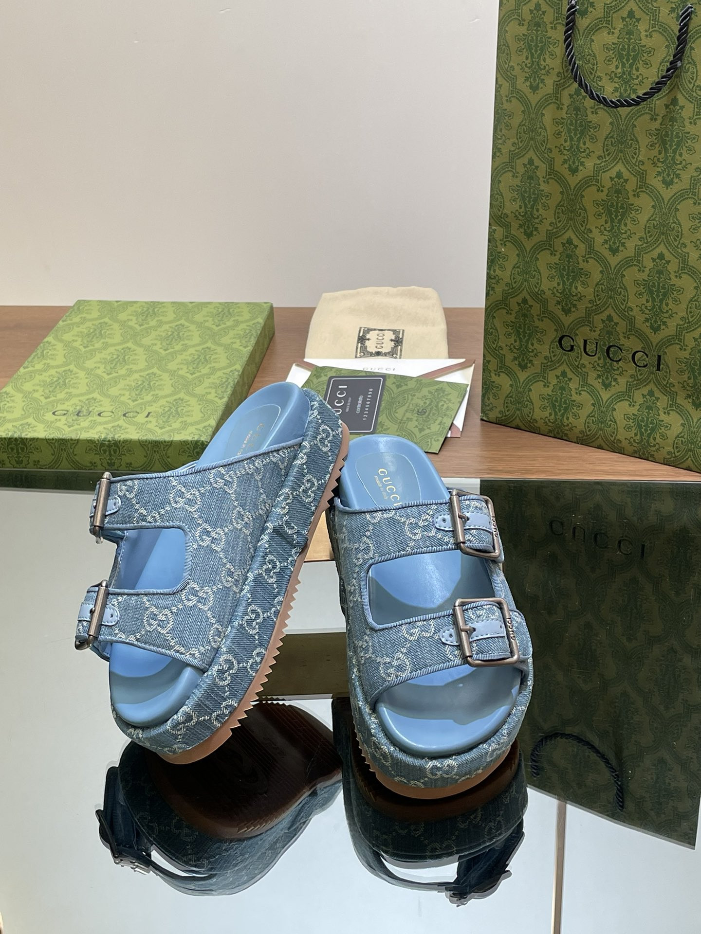 UA GUCCI SANDAL WITH DOUBLE G