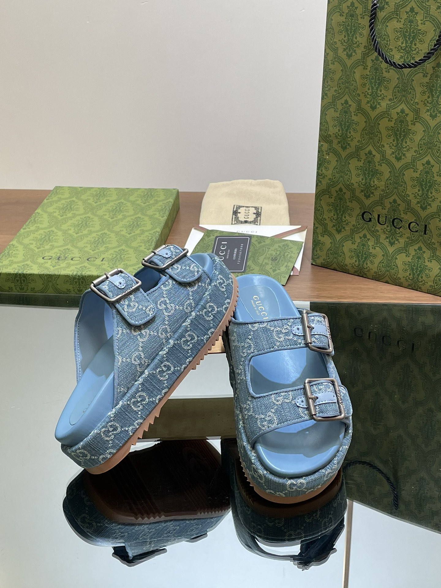 UA GUCCI SANDAL WITH DOUBLE G