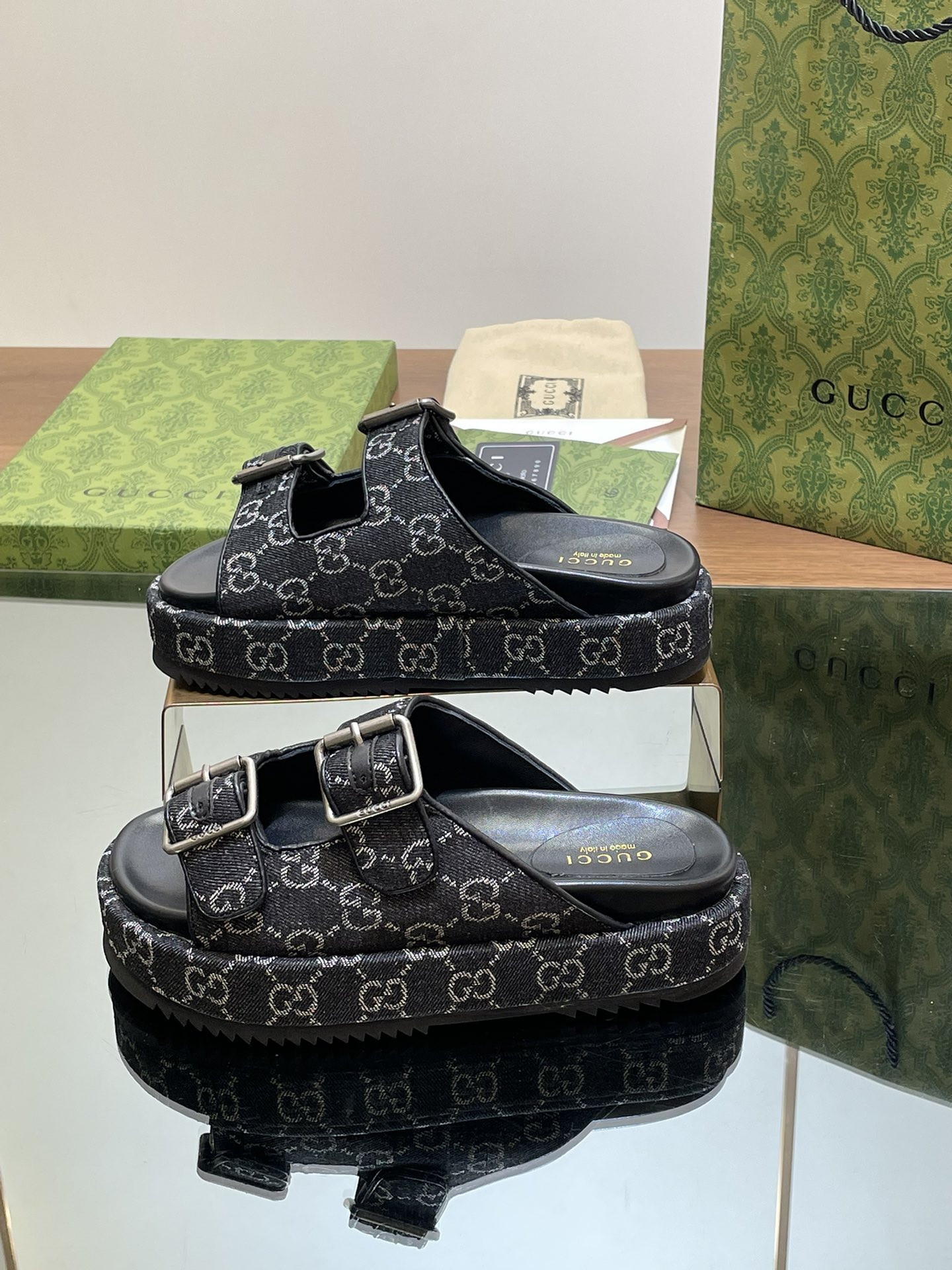 UA GUCCI SANDAL WITH DOUBLE G