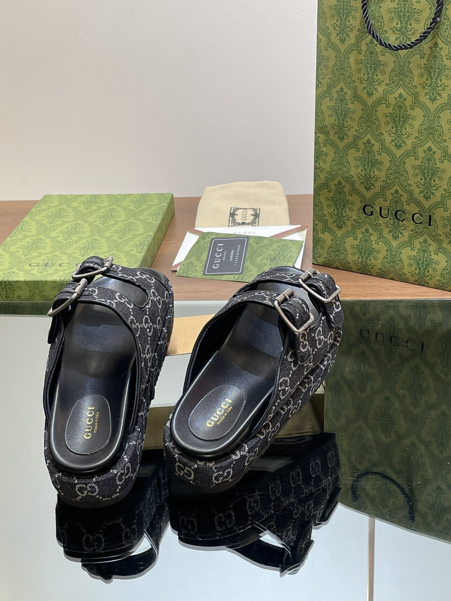 UA GUCCI SANDAL WITH DOUBLE G