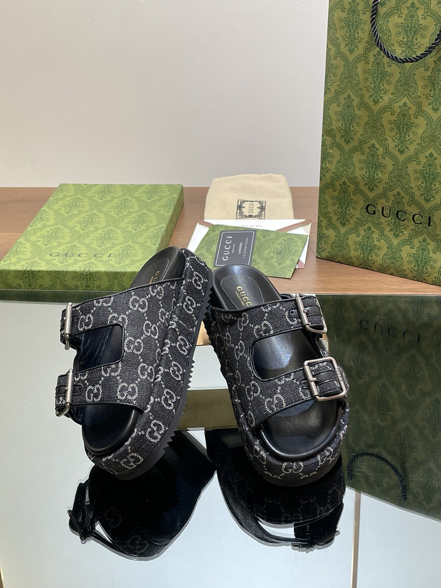 UA GUCCI SANDAL WITH DOUBLE G