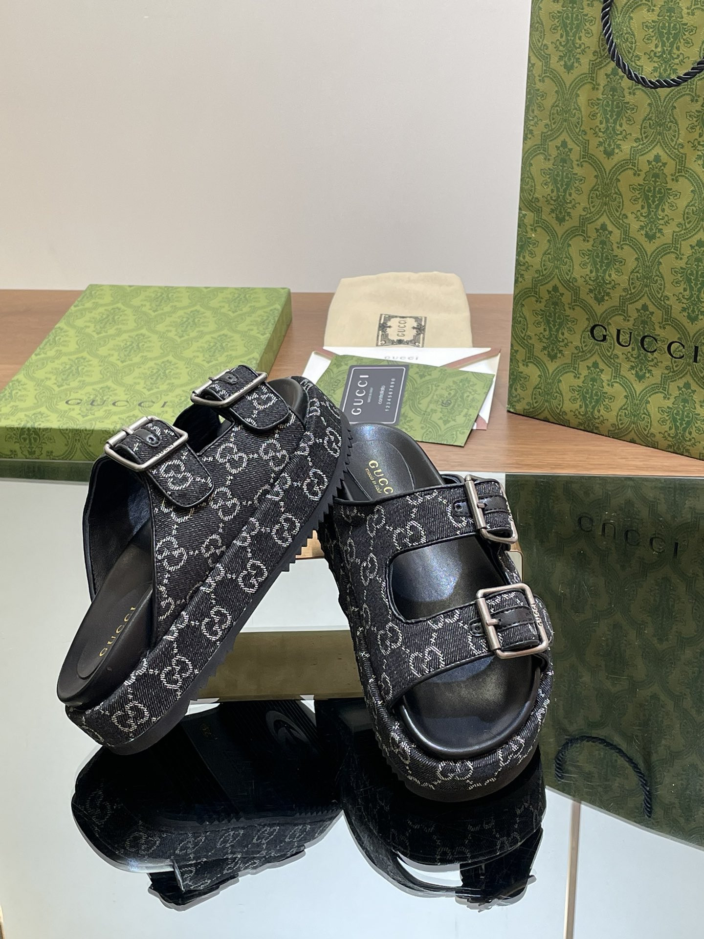 UA GUCCI SANDAL WITH DOUBLE G