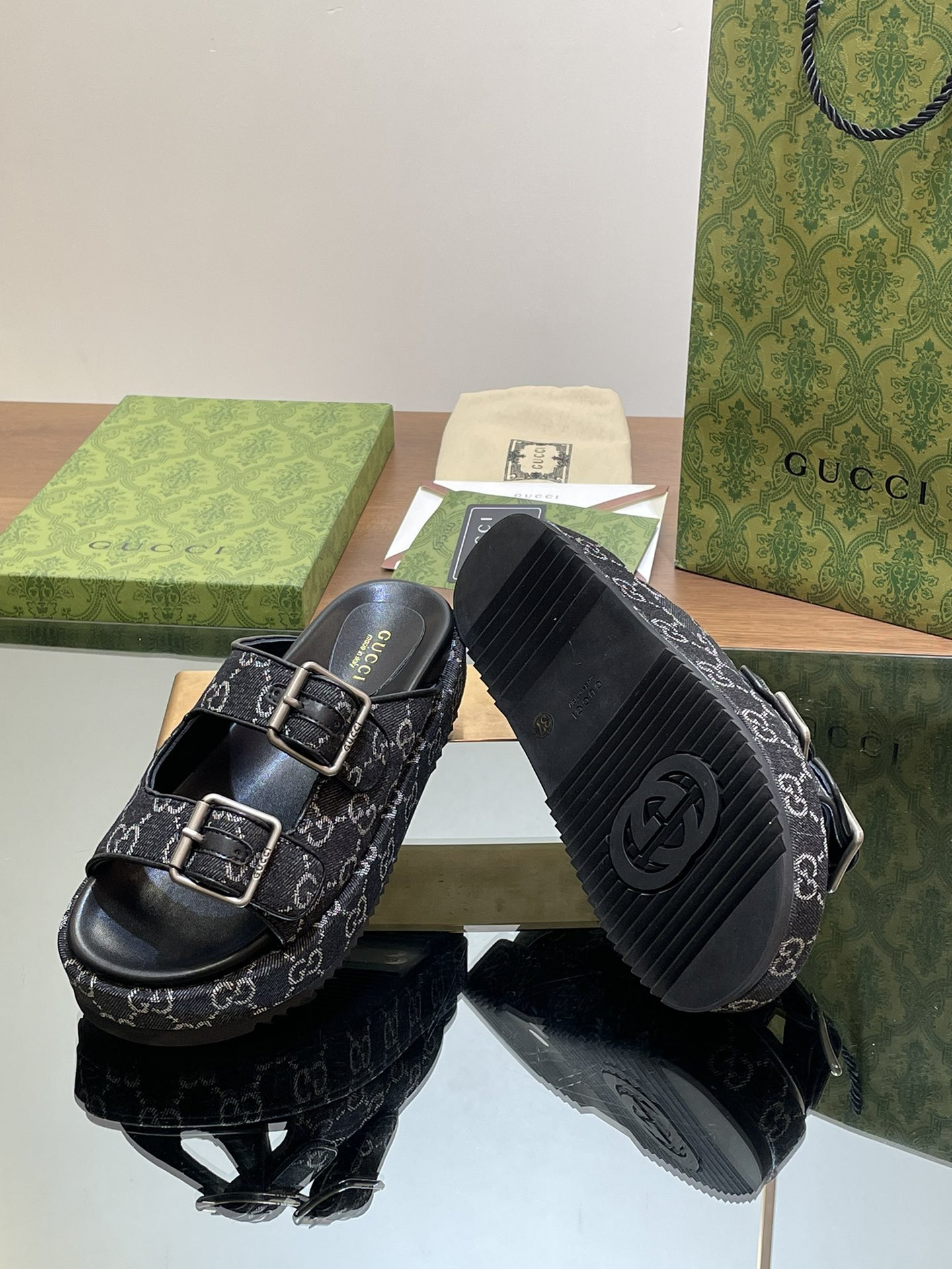UA GUCCI SANDAL WITH DOUBLE G