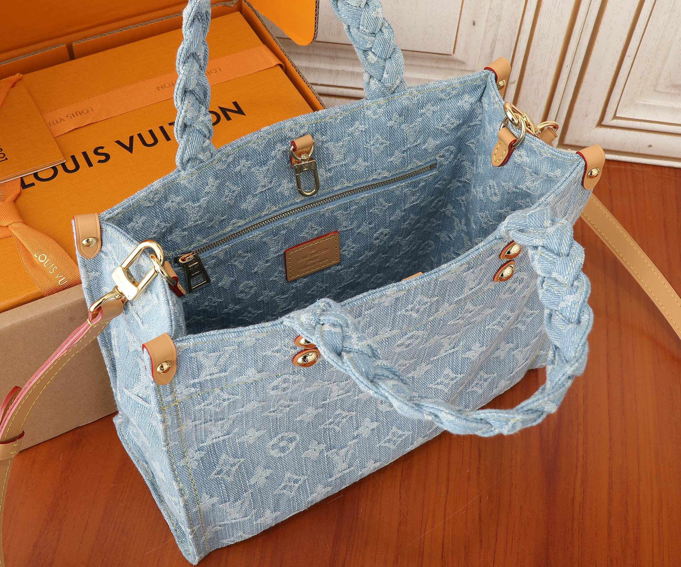 LV Let Go PM M42897 11 x 9.1 x 4.1 in