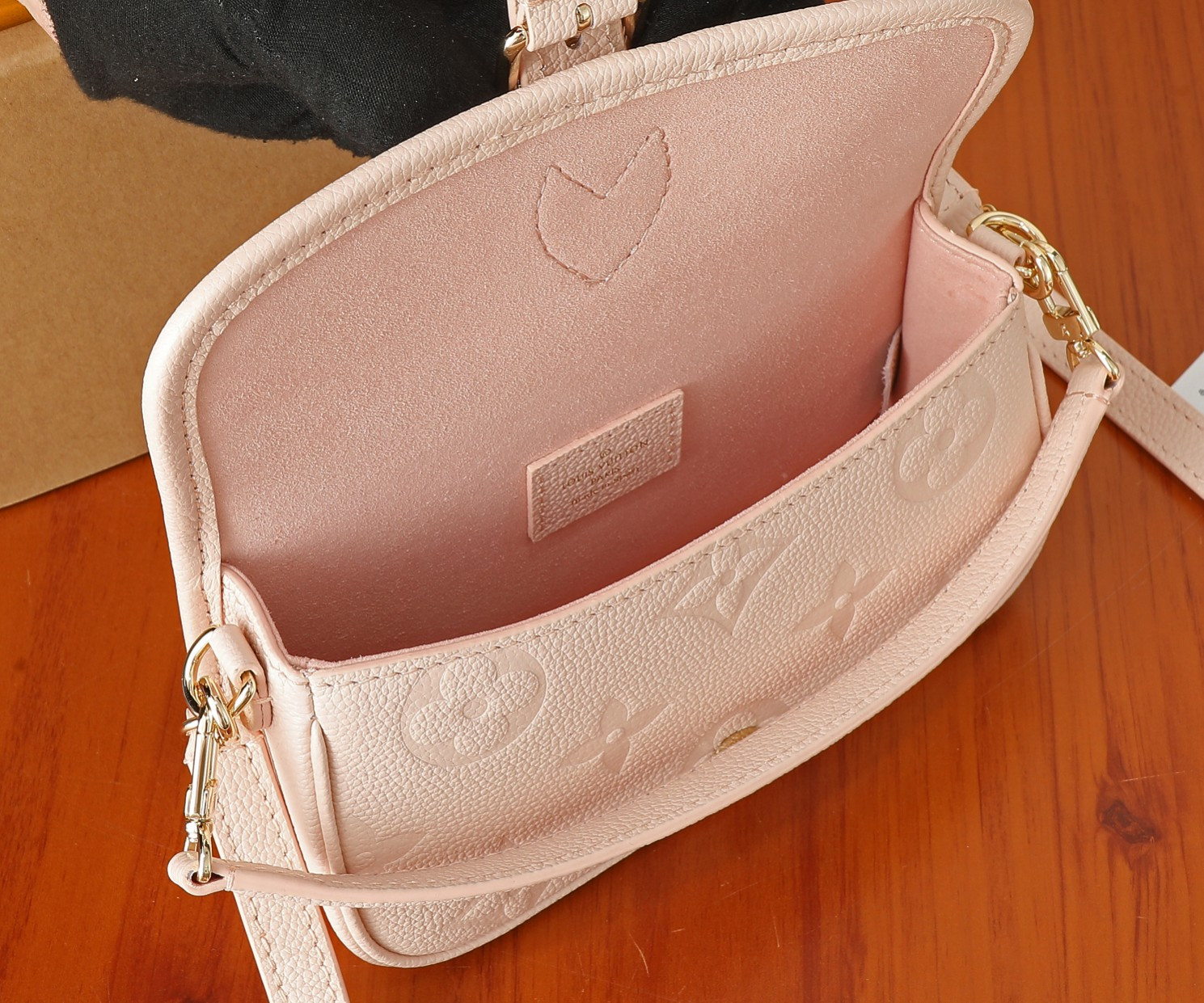 LV Nano Diane M83566 7.5 x 4.1 x 2.4 in