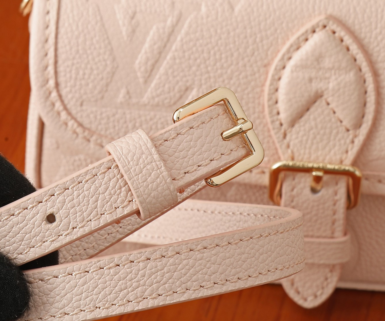 LV Nano Diane M83566 7.5 x 4.1 x 2.4 in