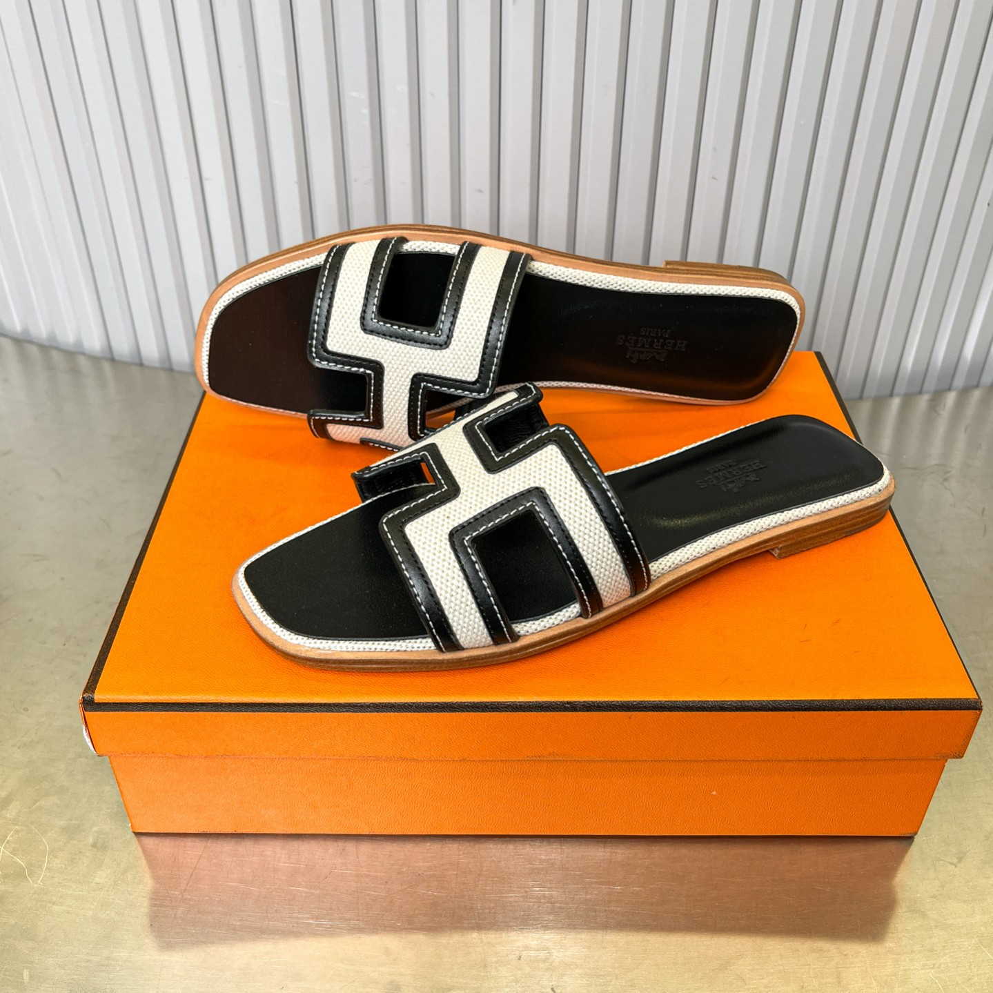 UA Hermès Oran sandal