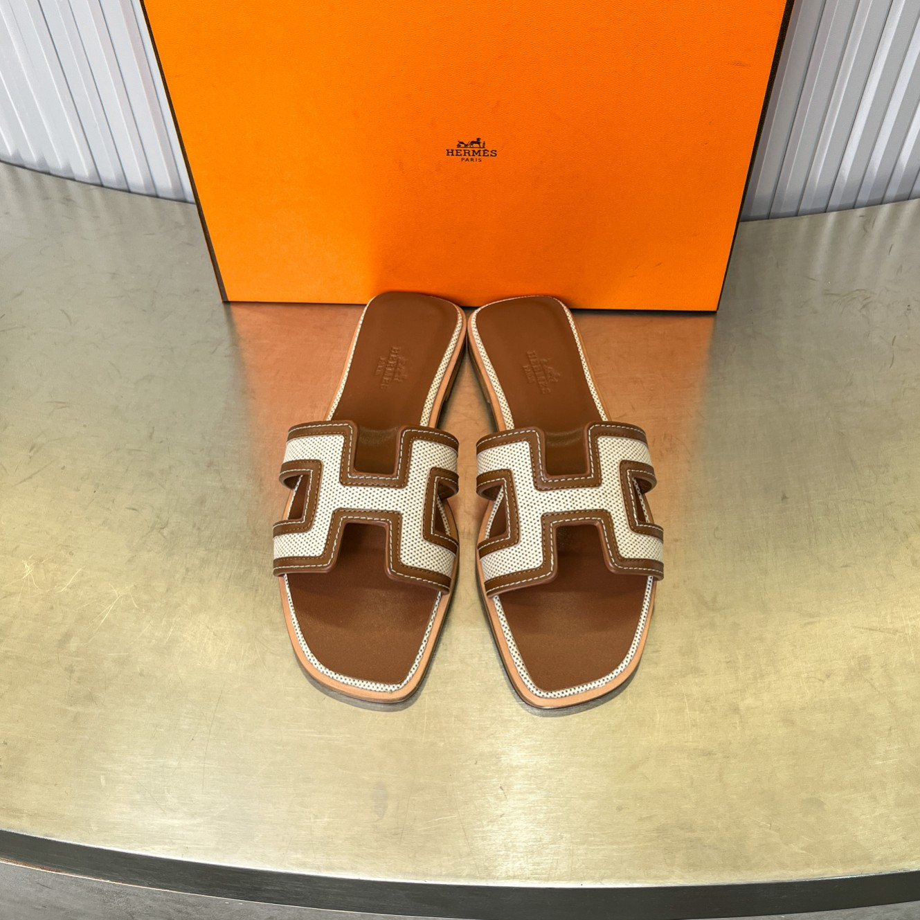 UA Hermès Oran sandal